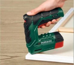 Tacker - Nietpistool - Draadloos- Spijkerpistool - Elektrisch Spijkerpistool - Handtacker - Nagelpistool - Oplaadbare Accu - 2000 Nietjes - 500 Spijkers - Nietpistool Met Nietjes -Makita || Merkloos || Stanley Verkoopwinkel 1200x1047 4