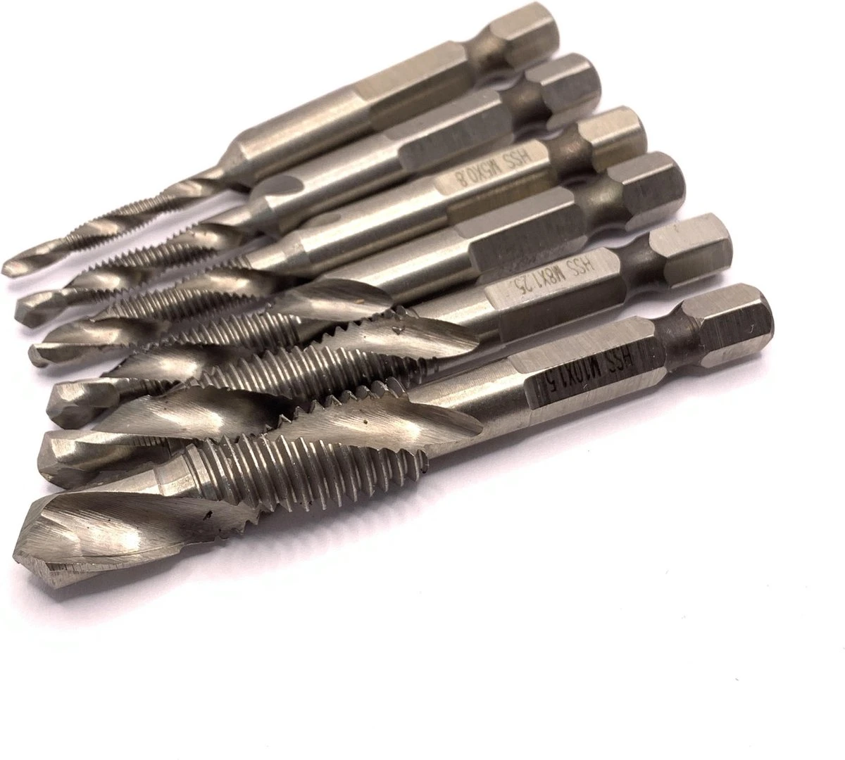 Merkloos 6-delig Boortap Set - Bit Boor Tap En Verzinken Set Gemaakt Van HSS - Gereedschap Boormachine M3-M10 - Schroefdraad Snijden - Combi Boortap - Gaten Boren - Incl. Klein Opbergdoosje 3 Merkloos 6-delig Boortap Set - Bit Boor Tap En Verzinken Set Gemaakt Van HSS - Gereedschap Boormachine M3-M10 - Schroefdraad Snijden - Combi Boortap - Gaten Boren - Incl. Klein Opbergdoosje - Afbeelding 3