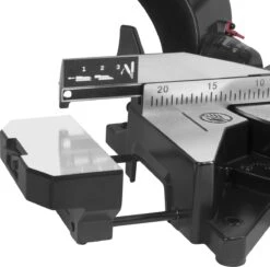 VONROC PRO Afkortzaag - Kapzaag - Verstekzaag – 2200W - Ø255mm – Zaagt Hout, Kunststof En Metaal – Instelbare Snelheid – Zaagcapaciteit 340mm –Verstelbare Tafelverbreders – Trekfunctie – Kantelbaar – Lengtestop - Incl. Zaagblad, Laser & LED 10 VONROC PRO Afkortzaag - Kapzaag - Verstekzaag – 2200W - Ø255mm – Zaagt Hout, Kunststof En Metaal – Instelbare Snelheid – Zaagcapaciteit 340mm –Verstelbare Tafelverbreders – Trekfunctie – Kantelbaar – Lengtestop - Incl. Zaagblad, Laser & LED -Makita || Merkloos || Stanley Verkoopwinkel 1200x1184 12