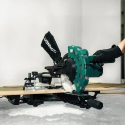 VONROC Afkortzaag- Kapzaag - Verstekzaag – 2200W – Ø254MM – 4500 R/min - Verstelbare Tafelverbreders – Zaagcapaciteit 340mm - Trekfunctie – Lengtestop – Kantelbaar (0-45°) - Incl. 60 Tands Zaagblad, Werkstukklem, Lasergeleiding & LED Werkverlichting -Makita || Merkloos || Stanley Verkoopwinkel 1200x1198 64