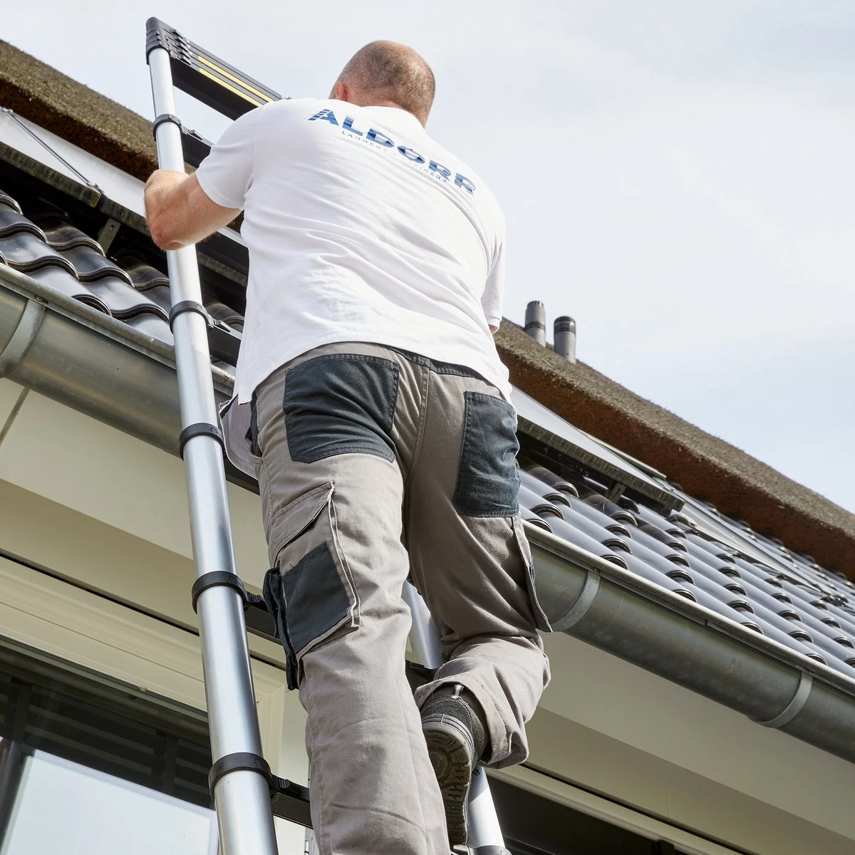 ALDORR Professional - Telescoopladder 4,40 Meter - Met Optigrip™ En Extra Brede Treden 4 ALDORR Professional - Telescoopladder 4,40 Meter - Met Optigrip™ En Extra Brede Treden - Afbeelding 4