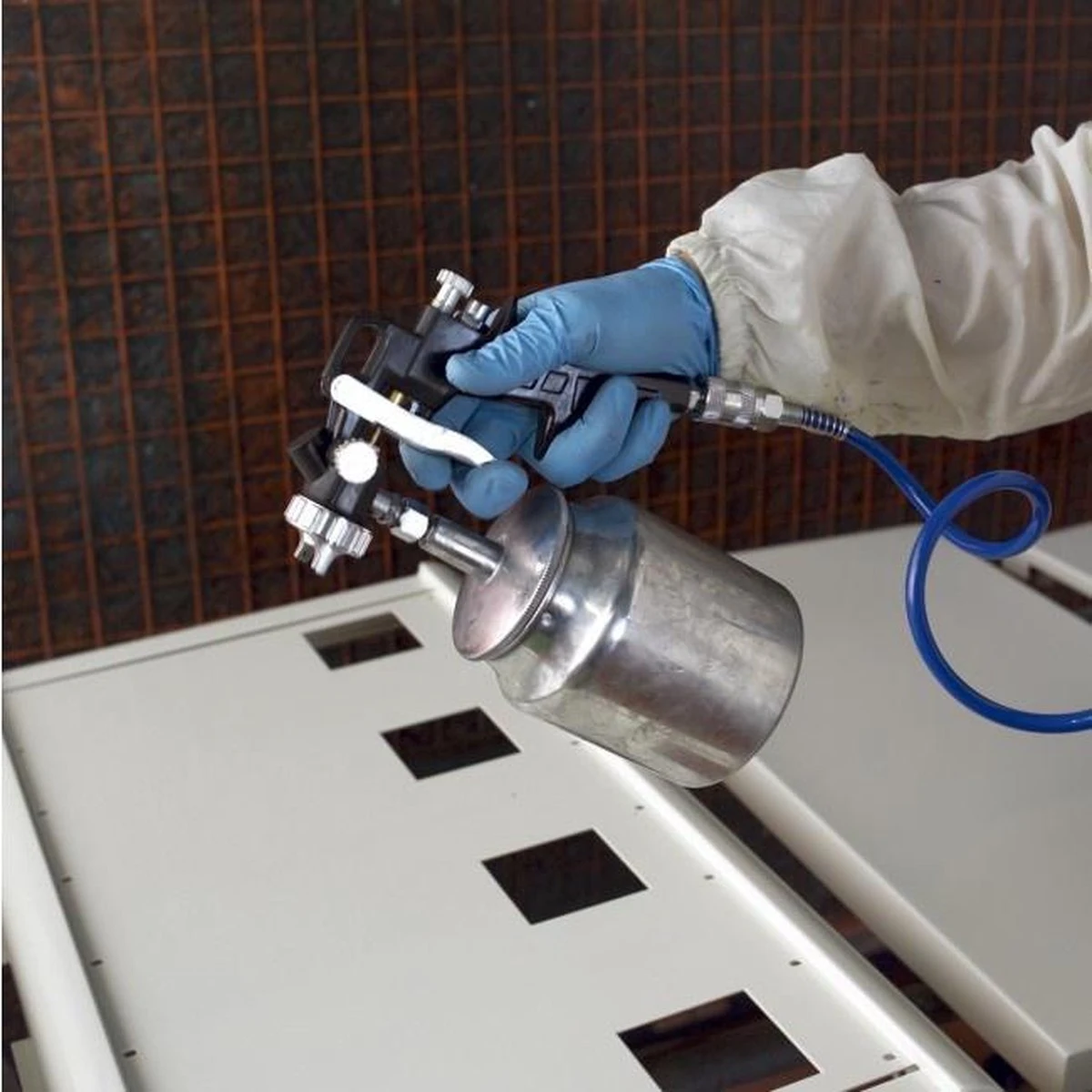 FERM Verfpistool Met Onderbeker – Pneumatisch - 750cc – Max. 6 Bar – Instelbare Spraytoevoer 4 FERM Verfpistool Met Onderbeker – Pneumatisch - 750cc – Max. 6 Bar – Instelbare Spraytoevoer - Afbeelding 4