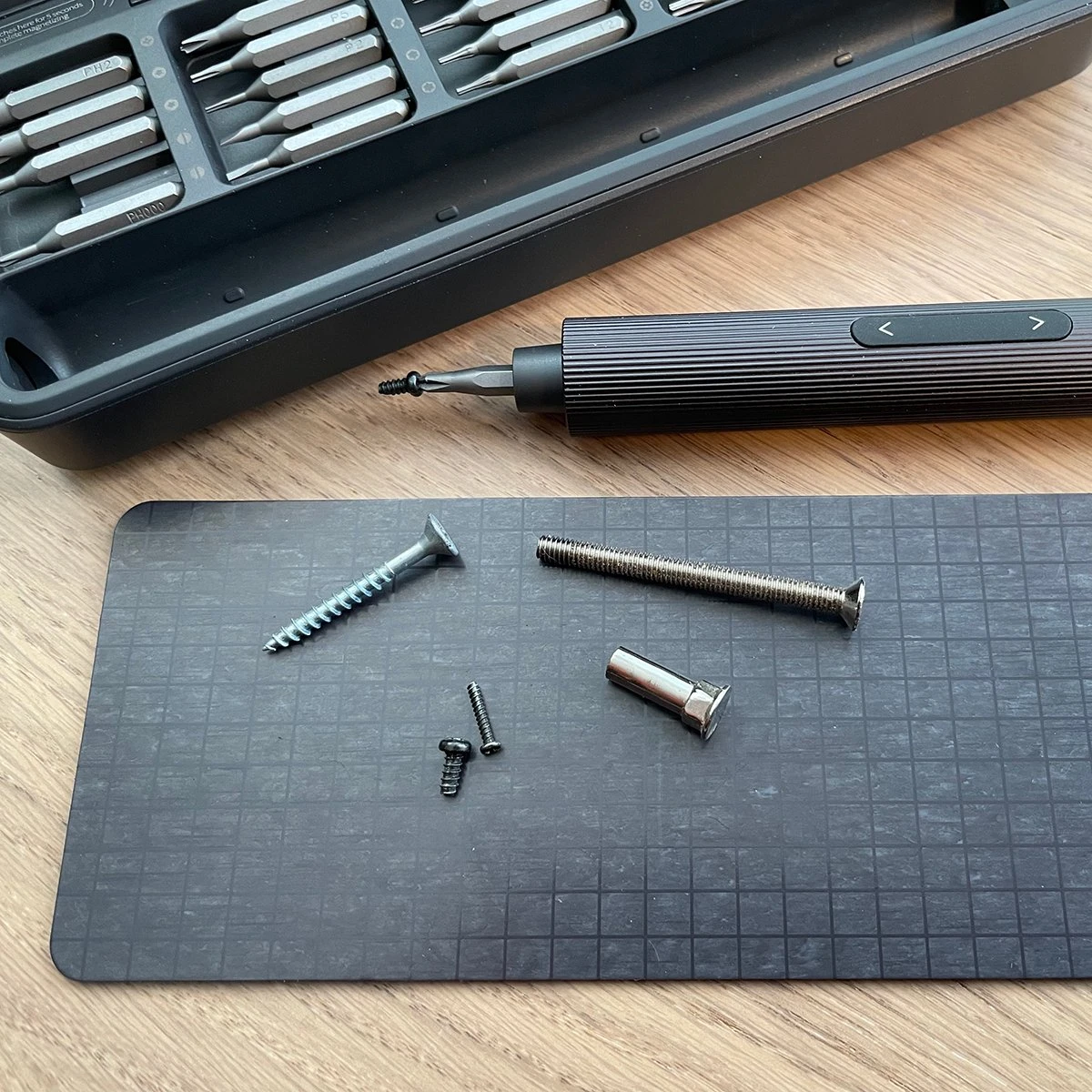 Hoto - Precisie Elektrische Schroevendraaier Set + Magnetische Mat – 25 Bits Hoge Kwaliteit - USB-C Oplaadbaar – Voor Professionele Reparatie - Zwart 19 Hoto - Precisie Elektrische Schroevendraaier Set + Magnetische Mat – 25 Bits Hoge Kwaliteit - USB-C Oplaadbaar – Voor Professionele Reparatie - Zwart - Afbeelding 19