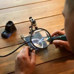 VONROC Derde Hand Met Vergrootglas – Incl. 2 Verstelbare Armen, Zware Voet En Opvang Bakje -Makita || Merkloos || Stanley Verkoopwinkel 1200x1200 1798