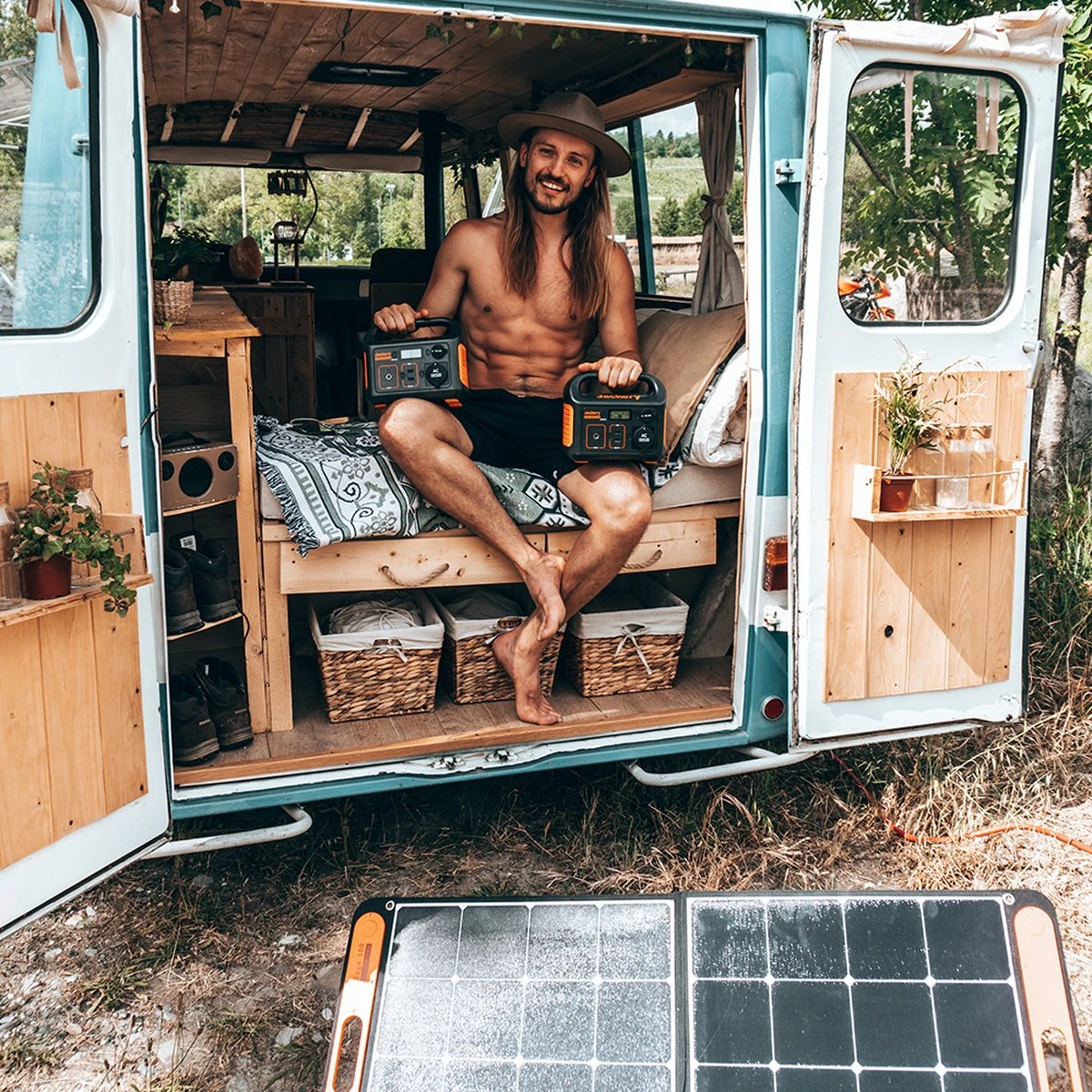 Jackery Explorer 240 Met 100W Zonnepaneel - Jackery Powerstation Met Zonnepaneel - Solar Panel Gereedschapsaccu - Kamperen - Off-grid Survival - 230V Power Station Generator 4 Jackery Explorer 240 Met 100W Zonnepaneel - Jackery Powerstation Met Zonnepaneel - Solar Panel Gereedschapsaccu - Kamperen - Off-grid Survival - 230V Power Station Generator - Afbeelding 4