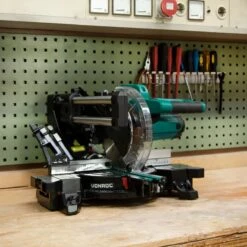 VONROC Compacte Afkortzaag - Kapzaag - Verstekzaag 2200W - Ø216mm – 5200 /min – Demonteerbare Verstekarm - Trekfunctie - Verstelbare Tafelverbreders – Kantelbaar (0-45°) – Lengtestop – Diepteregeling - Laser & LED – Incl. Zaagblad & Werkstukklem -Makita || Merkloos || Stanley Verkoopwinkel 1200x1200 1909
