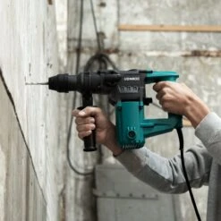 VONROC Boorhamer 1050W – 4,5 Joule – SDS Plus – 3 Functies – Incl. 3 SDS-plus Boren En 2 SDS-plus Beitels 11 VONROC Boorhamer 1050W – 4,5 Joule – SDS Plus – 3 Functies – Incl. 3 SDS-plus Boren En 2 SDS-plus Beitels -Makita || Merkloos || Stanley Verkoopwinkel 1200x1200 2000