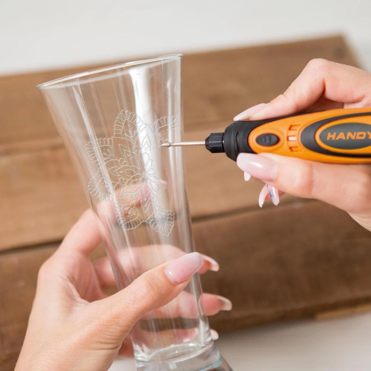 Handy - Professionele Draadloze Graveerpen / Graveermachine - USB Oplaadbaar - Elektrische Graveerset Inclusief 11 Frezen 9 Handy - Professionele Draadloze Graveerpen / Graveermachine - USB Oplaadbaar - Elektrische Graveerset Inclusief 11 Frezen - Afbeelding 9