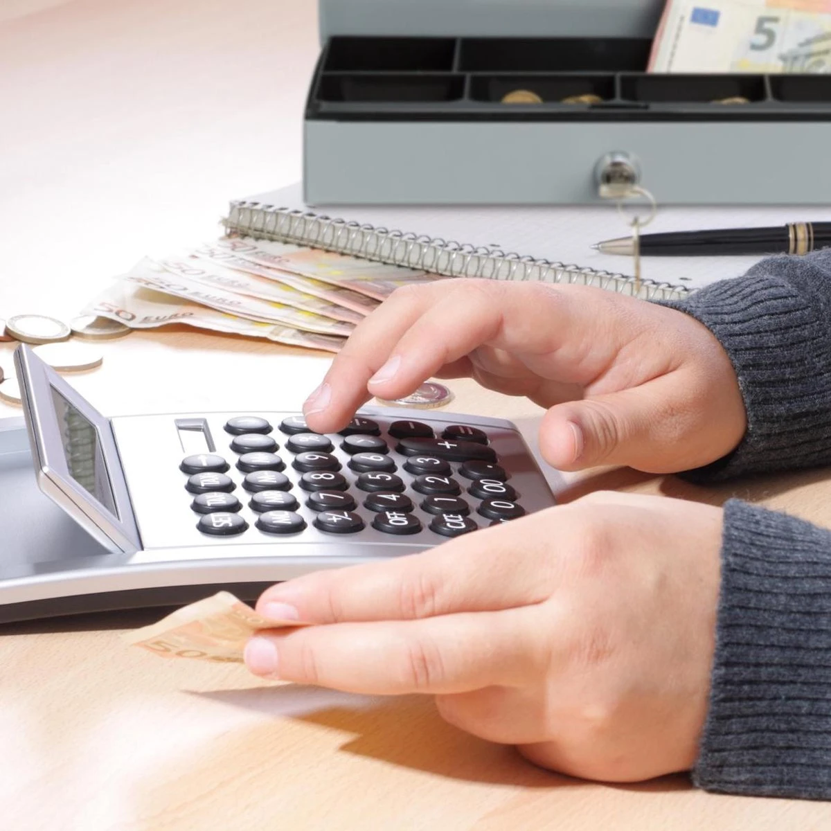 Relaxdays Geldkist - Geldkistje - Geldkluis - Geldlade - 2 Sleutels - Grijs - Plat 5 Relaxdays Geldkist - Geldkistje - Geldkluis - Geldlade - 2 Sleutels - Grijs - Plat - Afbeelding 5