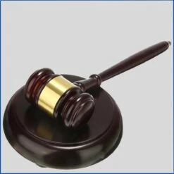 Merkloos Houten Voorzittershamer Zwart Met Slagblok - Handgemaakt - Hardhout - Met Gouden Strip - Veilinghamer - Rechterhamer - Houten Hamer - Zwart - 21 X 7 X 5 CM