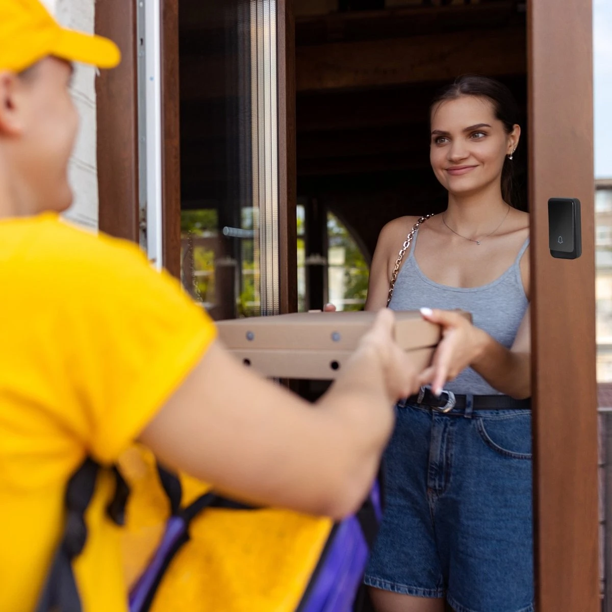 Bell4U Draadloze Deurbel Met 2 Ontvangers - Plug & Play - Beldrukker Heeft Geen Batterijen Nodig - IP55 Waterdicht - Zwart 4 Bell4U Draadloze Deurbel Met 2 Ontvangers - Plug & Play - Beldrukker Heeft Geen Batterijen Nodig - IP55 Waterdicht - Zwart - Afbeelding 4