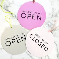 Deurbordje Open Closed - 20 Centimeter - Dubbelzijdig Beige - Met Koord En Zuignap - Dutch Sprinkles - Raam Bord Voor Bedrijven, Winkels, Salons - Open Gesloten Omdraai Bord -Makita || Merkloos || Stanley Verkoopwinkel 1200x1200 3685
