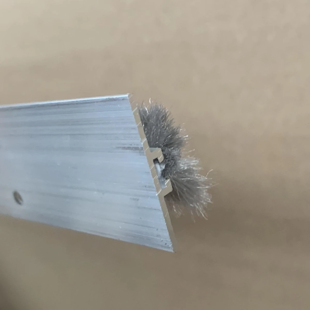 Ellen Dorpelstrip Dbs-Borstel 100cm Alu 4 Ellen Dorpelstrip Dbs-Borstel 100cm Alu - Afbeelding 4