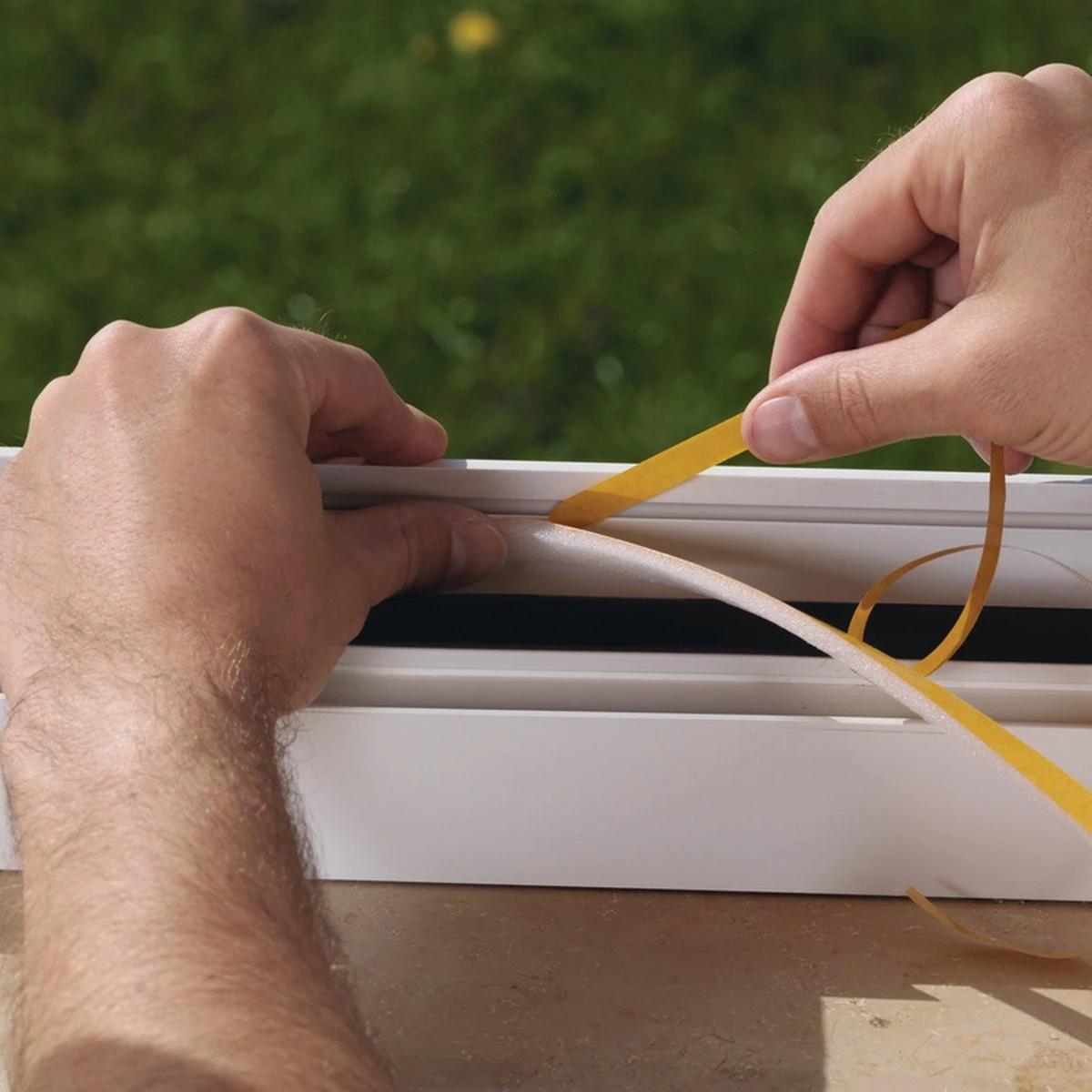 Tesa 2x Pakjes Zelfklevende Raam/deur Tochtstrip Wit 10 Meter X 9 Mm - Huis Isolatie - Tochtstroken Voor Ramen En Deuren 3 Tesa 2x Pakjes Zelfklevende Raam/deur Tochtstrip Wit 10 Meter X 9 Mm - Huis Isolatie - Tochtstroken Voor Ramen En Deuren - Afbeelding 3