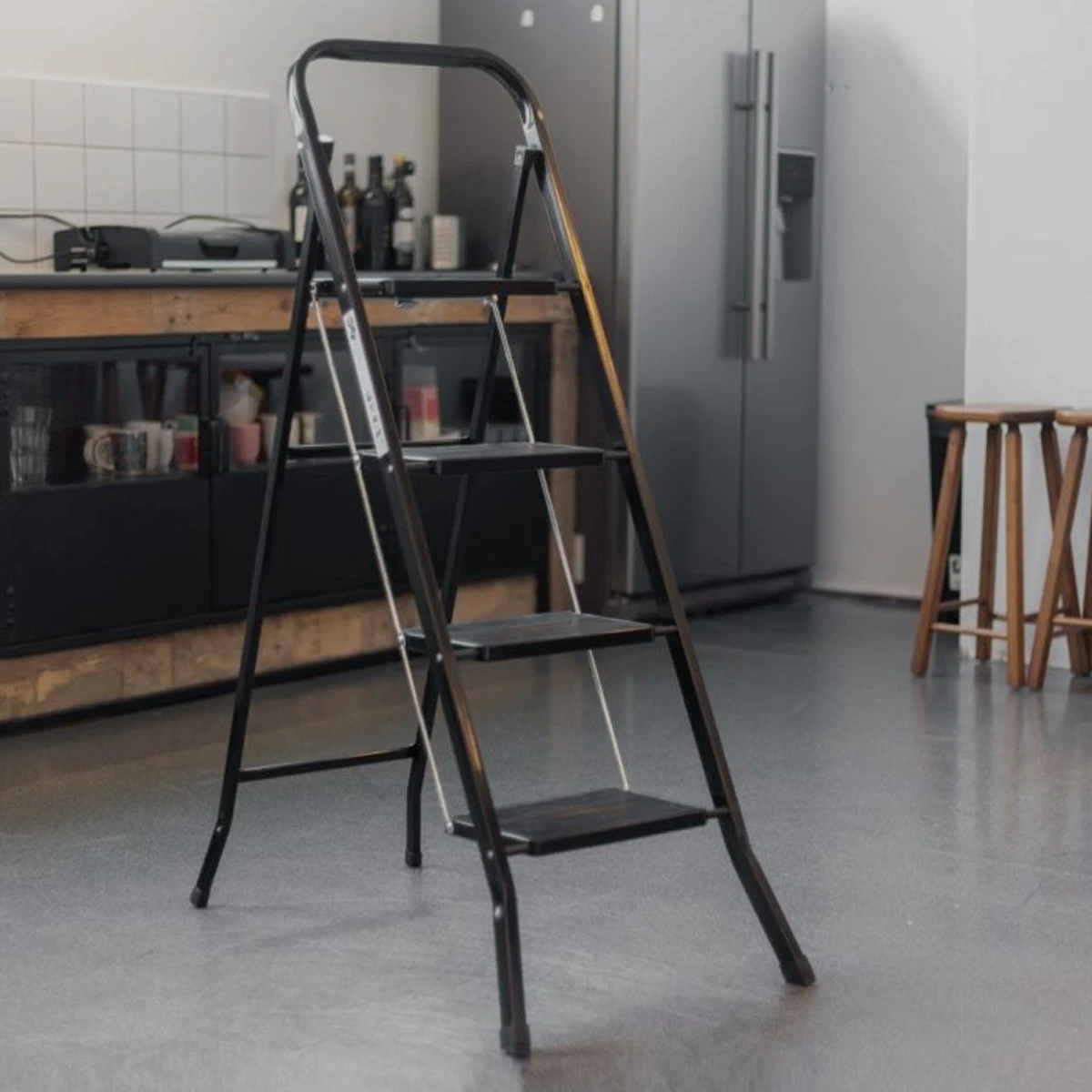 Kibani Keukentrapje - 4 Treden - Huishoudtrap - Keukentrap - Opstapje - Metaal - Opvouwbaar - Inklapbaar - Zwart - Antislip - Stevig 4 Kibani Keukentrapje - 4 Treden - Huishoudtrap - Keukentrap - Opstapje - Metaal - Opvouwbaar - Inklapbaar - Zwart - Antislip - Stevig - Afbeelding 4