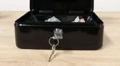 Securata Geldkistje - Compact - Zwart - Geldkistje Met Sleutel - Geldkistje Spaarpot -Makita || Merkloos || Stanley Verkoopwinkel 1200x658 3
