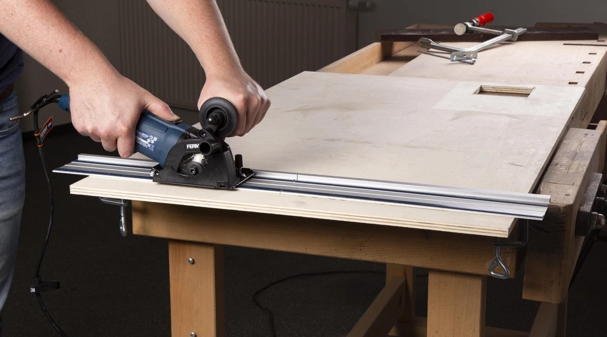 FERM Precisie Invalzaag/mini-cirkelzaag - 500W – 22mm Zaagdiepte - Variabele Snelheid - Incl. Geleiderails, Stofafzuiging, 3 Zaagbladen En Opbergkoffer 6 FERM Precisie Invalzaag/mini-cirkelzaag - 500W – 22mm Zaagdiepte - Variabele Snelheid - Incl. Geleiderails, Stofafzuiging, 3 Zaagbladen En Opbergkoffer - Afbeelding 6