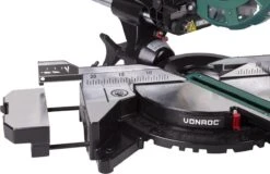 VONROC Afkortzaag En Verstekzaag Met Trekfunctie – 2000W – Ø216MM - LED Verlichting Op Werkstuk – Laser Voor Perfecte Zaaglijn – Extra Zaagbreedte 340mm – Verstelbare Tafelverbreders Met Lengtestop - Incl. Zaagblad & Werkstukklem -Makita || Merkloos || Stanley Verkoopwinkel 1200x779 6