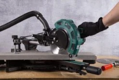 VONROC Afkortzaag En Verstekzaag Met Trekfunctie – 2000W – Ø216MM - LED Verlichting Op Werkstuk – Laser Voor Perfecte Zaaglijn – Extra Zaagbreedte 340mm – Verstelbare Tafelverbreders Met Lengtestop - Incl. Zaagblad & Werkstukklem -Makita || Merkloos || Stanley Verkoopwinkel 1200x800 415