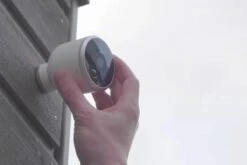 QNECT Oplaadbare Beveiligingscamera - WiFi 2.4Ghz - IP54 - Full HD 1080P - Buiten - Oplaadbaar Via USB - Inclusief Bewegingsdetectie - Werkt Met Google Home En Amazon Alexa -Makita || Merkloos || Stanley Verkoopwinkel 1200x800 525