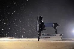 FERM ATM1051 Pneumatische Spijker- En Nietpistool - Combitacker - Spijkers (15-50mm) - Nieten (16-40mm) - Incl. Spijkers, Nieten En Koffer -Makita || Merkloos || Stanley Verkoopwinkel 1200x805 13