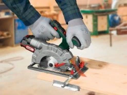 Parkside Accu Handcirkelzaag 20V - Ø Zaagblad: 150 Mm - Max. Zaagdiepte Hout: 0 - 48 Mm (0°) | 0 - 36 Mm (45°) - Zaagdiepte En Zaaghoek Traploos Instelbaar - Accu En Snellader Niet Inbegrepen -Makita || Merkloos || Stanley Verkoopwinkel 1200x900 103