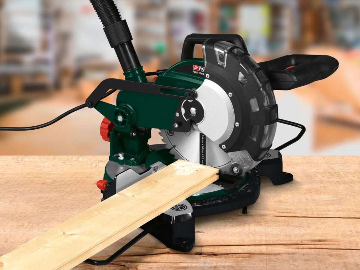 Parkside Afkortzaag En Verstekzaag 1500W - Toerental: 0 - 5000 Tpm - Verstekhoek: -45 - 45° - Traploos Kantelbare Zaagkop - Eenvoudig Te Bevestigen Stofzak - Laser Voor Verhoogde Snijprecisie - 6 Parkside Afkortzaag En Verstekzaag 1500W - Toerental: 0 - 5000 Tpm - Verstekhoek: -45 - 45° - Traploos Kantelbare Zaagkop - Eenvoudig Te Bevestigen Stofzak - Laser Voor Verhoogde Snijprecisie - - Afbeelding 6