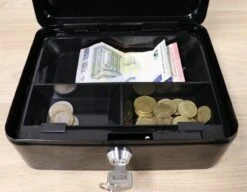 Securata Geldkistje - Compact - Zwart - Geldkistje Met Sleutel - Geldkistje Spaarpot -Makita || Merkloos || Stanley Verkoopwinkel 1200x935 14